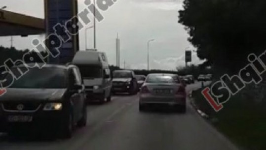 Bllokohet qarkullimi në Levan-Fier, trafik dhe radhë kilometrike (Video)