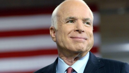 Ambasada amerikane kujton vizitën e John McCain në Shqipëri (FOTO)