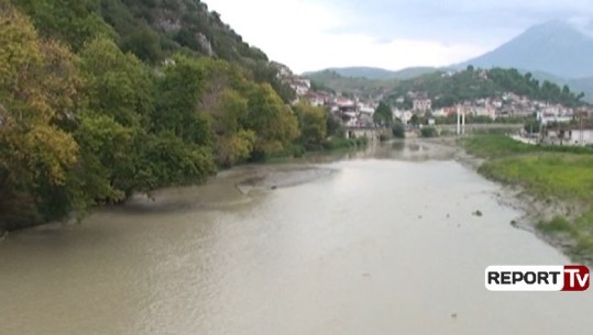 Ujërat e zeza ‘pushtojnë’ lumin Osum në Berat, banorët: Era e keqe ndihet kudo, bashkia nuk merr masa