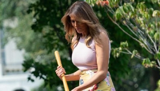 Melania Trump si në pasarelë, me taka të larta dhe lopatë, mbjell pemë në kopësht (FOTO)