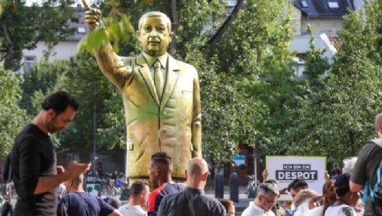'Hitler turk'/ Hiqet statuja e Erdoganit nga qyteti gjerman, krijoi përplasje mes turqve 