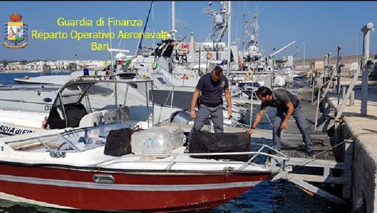 Dalin pamjet/ U nis nga Vlora, kapet gomonia me 700 kg kanabis në Otranto, pranga dy trafikantëve shqiptarë (VIDEO)