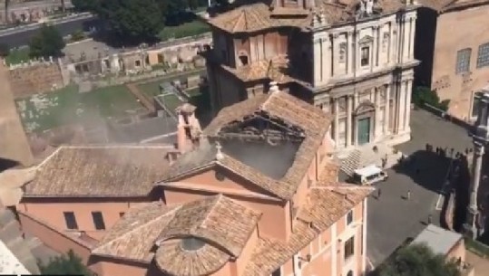 Panik në Romë, shembet çatia e kishës 400 vjeçare (VIDEO)