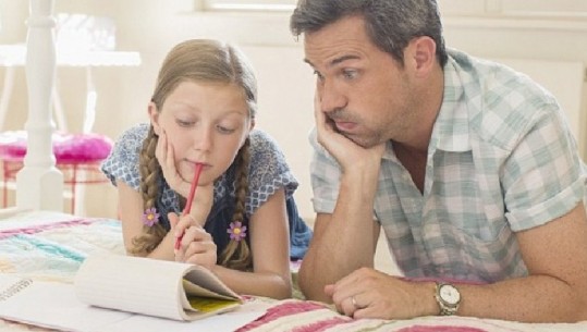 Prindër, mos i ndihmoni fëmijët me detyrat e shtëpisë! Ja çfarë po u shkaktoni