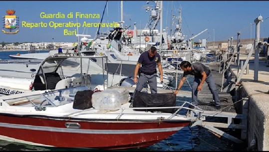 Doli nga porti i Vlorës pa leje, ja si u kap gomonia me 700 kg kanabis dje në Otranto  (Detaje të reja)