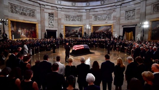 Zhvillohen homazhet për senatorin John McCain, kush ishte figura politike që mungoi në ceremoni