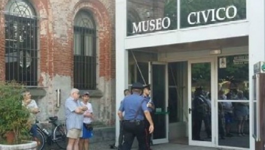 Gruaja sulmon me thikë në një muze në itali, vret një person dhe 3 të tjerë i plagos