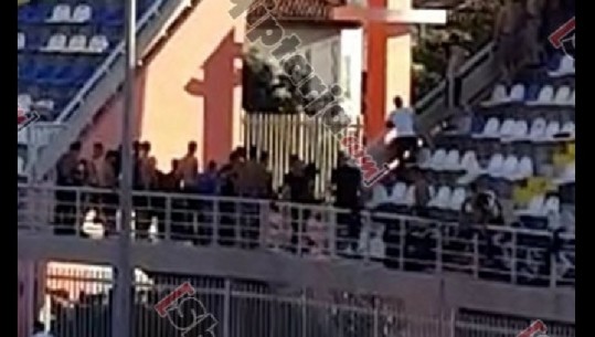 Incidente në ndeshjen Kukësi-Tirana, sherr mes tifozëve bardheblu, ndërhyn policia (VIDEO)