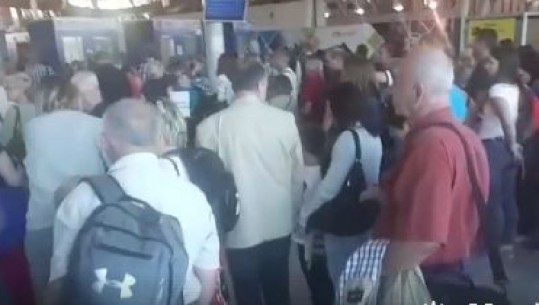 Kaos në aeroportin e Rinasit, 'Blue Panorama' vonon fluturimet drejt Italisë, pasagjerët denoncojnë në Report Tv