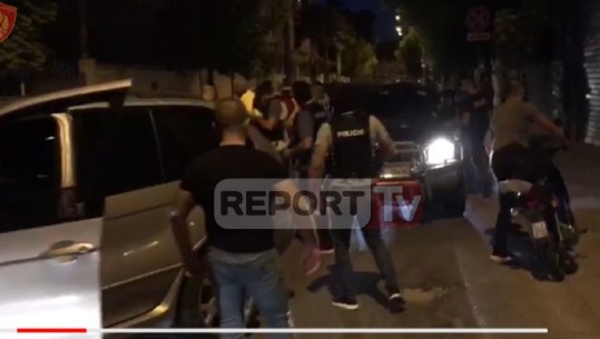 EMRAT/ Kontrolli i policisë fundos shpërndarësit e heroinës në Tiranë, iu gjendet edhe Shotgun në shtëpi (VIDEO)