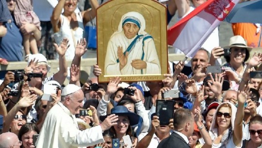 Si sot 2 vite më parë Papa Françesku shenjtëroi Nënë Terezën, mesazhet e rëndësishme të paqes dhe shpresës (FOTO)
