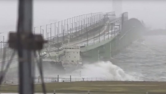 Japoni, anija gjigande përplaset me urën ( VIDEO)