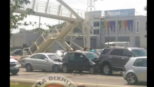 Tiranë, aksident i shumëfishtë në rrugën e 'Rinasit', përplasen katër automjete