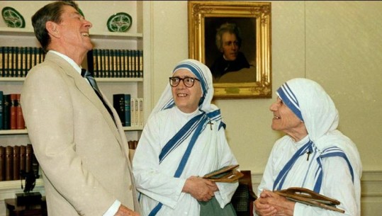 Kur Nënë Tereza vizitonte Shtëpinë e Bardhë, ambasada e SHBA kujton takimin e shenjtores shqiptare me Regan (FOTO)