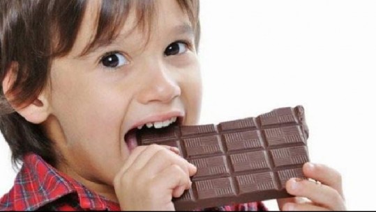 'Bie' poshtë miti për çokollatat: Nuk shkaktojnë akne 