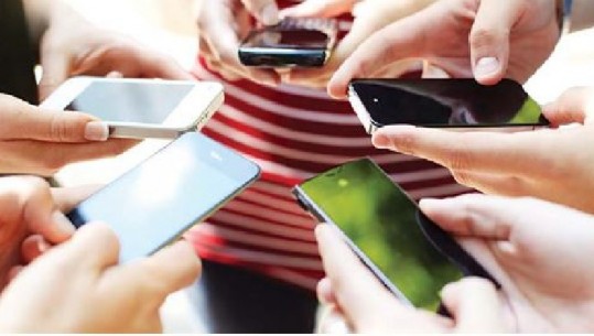 Shqiptarët shpenzojnë kohën në celular, konsumuan 46 për qind më shumë internet