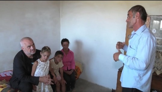 Rama nxjerr pamjet, familja që jeton mes mjerimit dhe skamjes në Vlorë: Flemë në tokë