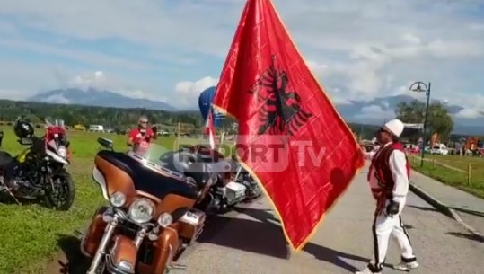 Me qeleshe dhe flamuj kuq e zi, shqiptarët kryesojnë garën ndërkombëtare të motorëve në Austri (Video)