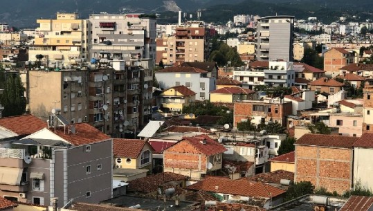 Mënyrë e çuditshme t’i shprehim dashurinë Tiranës