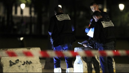 Sulm me thikë në Paris, shtatë persona plagosen, katër prej tyre në gjendje të rëndë