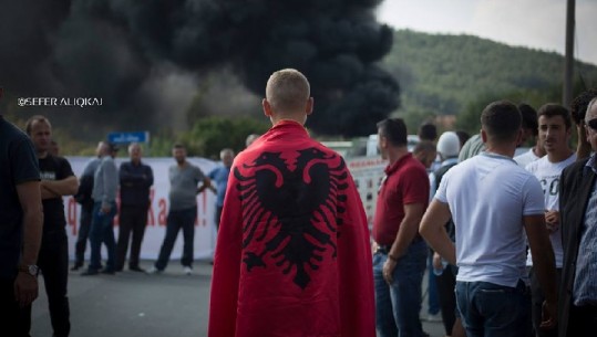 Drenica ndal Vuçiçin/ Me simbole kombëtare e logo të UCK, çfarë nuk patë nga protesta e djeshme (FOTO)