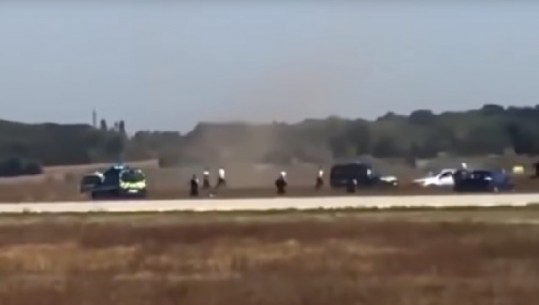 Makina kalon perimetrin e sigurisë dhe hyn në pistë, përndjekje spektakolare në aeroportin e Lionit (Video)