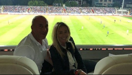 E lumtur se fitoi Kosova, gruaja e Kryeministrit ‘çmend’ rrjetin me kërcimin në mes të stadiumit (Video)