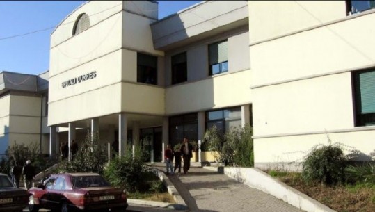 Durrës, vdes foshnja 4 ditë pas lindjes, familjarët akuzojnë mjekët. Reagon Spitali: Lindi me sëmundje të rrallë