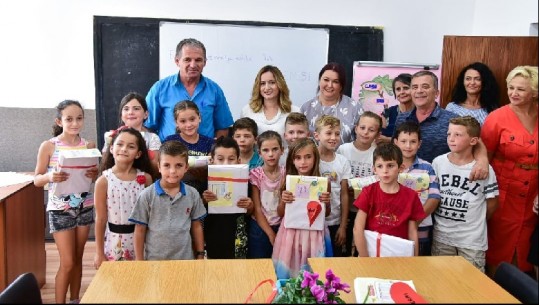 Shkodër/ Zv.kryeministrja Mesi dhuron libra: 195 mijë fëmijë në të gjithë vendin përfitojnë nga vendimi