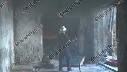 Zjarr në një pallat në Burrel, alarmohen banorët, dyshohet i qëllimshëm