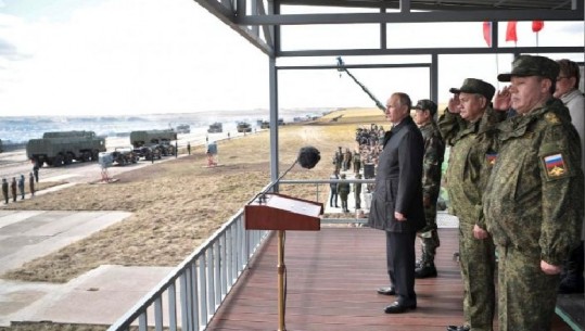 Presidenti rus Vladimir Putin inspekton stërvitjen e 300 mijë ushtarëve në kufi me Kinën (FOTO)