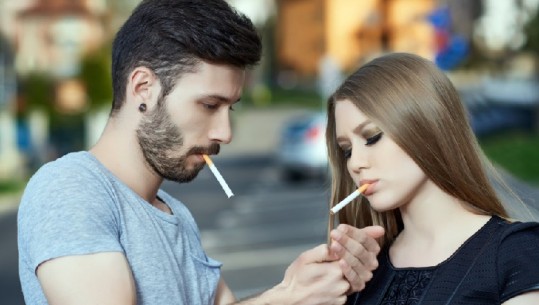 Adoleshentët kanë më shumë gjasa të bëhen preh e duhan pirjes