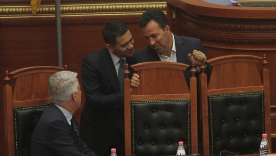 Peleshi kërkon ndihmën e Ahmetajt për t’i mbushur mendjen Majkos? Çfarë nuk patë nga Kuvendi (FOTO)