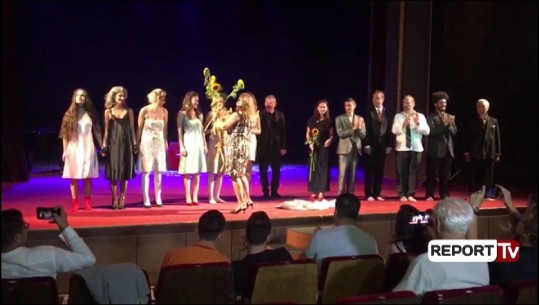 Shfaqja erotike 'Reigen' ndez skenën e Teatrit Migjeni, mirëpritet nga publiku shkodran (VIDEO)