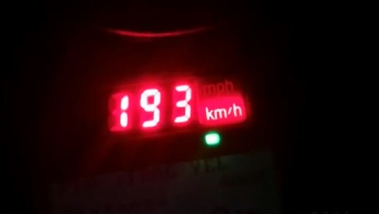 Po fluturonte me 193 Km/orë në autostradë, policia apel: Dikush po pret në shtëpi (VIDEO)