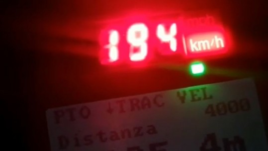 Shoferët “rebelë” në autostradën Tiranë-Durrës e ‘pësojnë’ keq, me 194 km/h, e përdorin makinën si avion (Video)