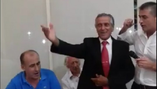 VIDEO për të mos u humbur/ Tërmet Peçi ia merr këngës labe me Golikun, i thurin lavde Enver Hoxhës: O kapedan!