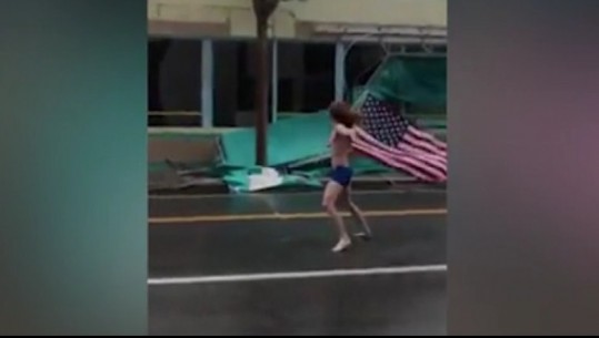Për herë të tretë, burri del në rrugë vetëm me mbathje të sfidojë uraganin Florence (Video)