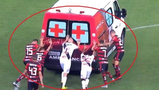 Brazil, ambulanca ngec në fushë gjatë ndeshjes, e shtyjnë futbollistët (VIDEO)