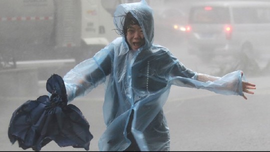 Tajfuni Mangkut vazhdon aktivitetin, 60 persona humbin jetën, qindra të tjerë shpallen të zhdukur