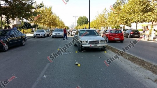 ‘Benzi’ përplas kalimtarin në vijat e bardha në Elbasan, çfarë ka mbetur në vendin e aksidentit (VIDEO)