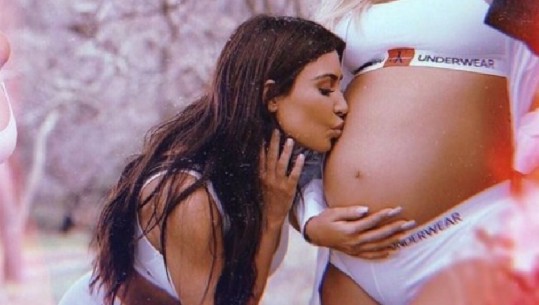  Khloe Kardashian zbulon arsyen: Pse zgjodha Kim-in si kumbarë të vajzës
