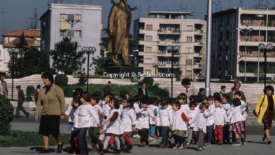 Dikur me shami pionieri e me përparse, sot me telefona luksozë dhe xhinse të grisura. Dita e parë e shkollës në diktaturë(FOTO)