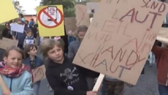 E pazakontë në Gjermani, fëmijët protestojnë për prindërit: Luani me ne, jo me telefonat (Video)