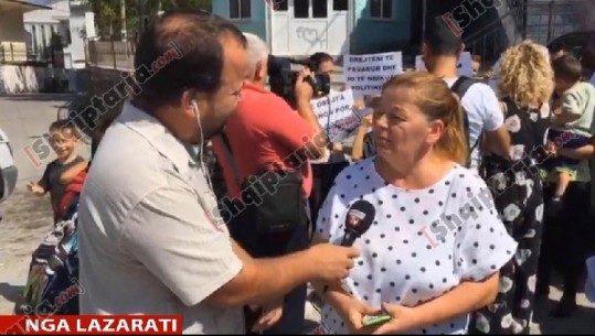 Protestë në Lazarat, familjarët e grupit të “zjarrit” apel shtetit: Duam drejtësi, djemtë u dënuan me fjalë jo prova! (VIDEO)