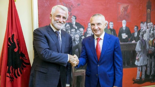 Presidenti Meta takon Menduh Thaçin: Shqiptarët të përfshihen në çështjen e emrit të Maqedonisë