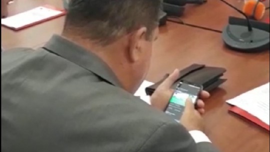 Në kulmin e debateve tek ‘Veprimtaria Prodhuese’/ Deputeti i PDIU kapet mat, sheh sport në celular (VIDEO)
