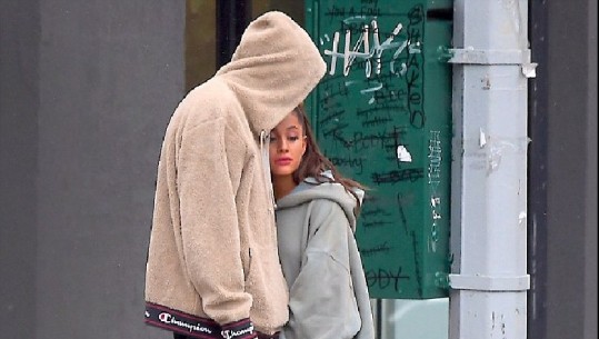 Ariana Grande pas vdekjes së Mac Miller-it, puthet me të fejuarin e saj (FOTO)