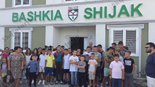 150 nxënës s'kanë nisur shkollën, protestë bashkë me prindërit para Bashkisë së Shijakut (FOTO)