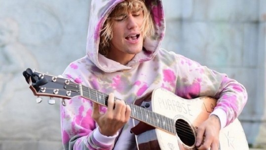 Në mes të rrugës në Londër, Justin Bieber i bën serenatë partneres së tij (Foto)